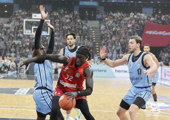 Osaro Juergen Rich (Veolia Towers Hamburg), Wenyen Gabriel (FC Bayern Muenchen), 17 Basketball, Herren, Saison 2025 2026, easyCredit Basketball-Bundesliga, Basketball, Veolia Hamburg Towers gegen FC Bayern Muenchen