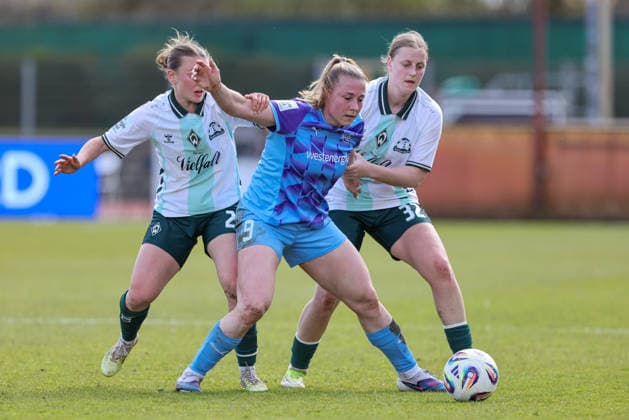 v.li.: Chiara D Angelo (SV Werder Bremen, 2), Ramona Maier (SGS Essen, 9) und Sarah Gutmann (SV Werder Bremen, 32) im Zweikampf, Duell, Dynamik, Aktion, Action, Spielszene, DIE DFB-RICHTLINIEN UNTERSAGEN JEGLICHE NUTZUNG VON FOTOS ALS SEQUENZBILDER UND ODER VIDEOÄHNLICHE FOTOSTRECKEN. DFB REGULATIONS PROHIBIT ANY USE OF PHOTOGRAPHS AS IMAGE SEQUENCES AND OR QUASI-VIDEO., 29.03.2026, Bremen (Deutschland), Fussball, Google Pixel Frauen-Bundesliga, SV Werder Bremen - SGS Essen