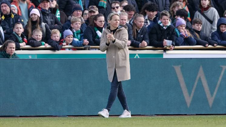 Friederike Kromp (Fritzy Kromp, Trainerin, Cheftrainerin, SV Werder Bremen) klatscht in die Hände, applaudiert, Applaus, motiviert, feuert an, Motivation, DIE DFB-RICHTLINIEN UNTERSAGEN JEGLICHE NUTZUNG VON FOTOS ALS SEQUENZBILDER UND ODER VIDEOÄHNLICHE FOTOSTRECKEN. DFB REGULATIONS PROHIBIT ANY USE OF PHOTOGRAPHS AS IMAGE SEQUENCES AND OR QUASI-VIDEO., 29.03.2026, Bremen (Deutschland), Fussball, Google Pixel Frauen-Bundesliga, SV Werder Bremen - SGS Essen