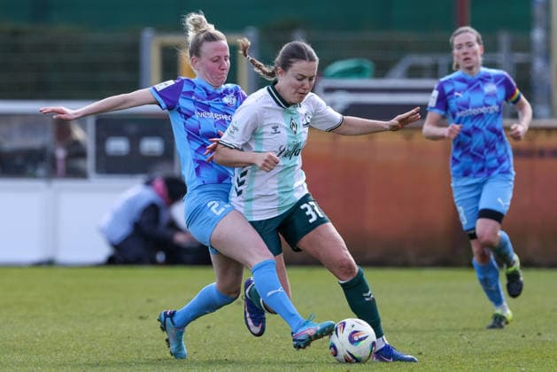 v.li.: Julia Debitzki (SGS Essen, 23) und Mara Alber (SV Werder Bremen, 37) im Zweikampf, Duell, Dynamik, Aktion, Action, Spielszene, DIE DFB-RICHTLINIEN UNTERSAGEN JEGLICHE NUTZUNG VON FOTOS ALS SEQUENZBILDER UND ODER VIDEOÄHNLICHE FOTOSTRECKEN. DFB REGULATIONS PROHIBIT ANY USE OF PHOTOGRAPHS AS IMAGE SEQUENCES AND OR QUASI-VIDEO., 29.03.2026, Bremen (Deutschland), Fussball, Google Pixel Frauen-Bundesliga, SV Werder Bremen - SGS Essen
