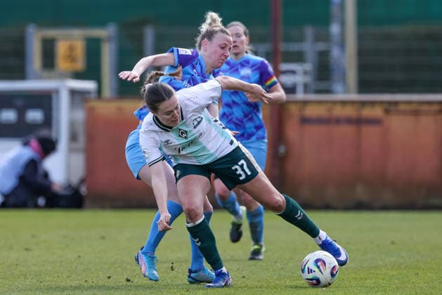 v.li.: Julia Debitzki (SGS Essen, 23) und Mara Alber (SV Werder Bremen, 37) im Zweikampf, Duell, Dynamik, Aktion, Action, Spielszene, DIE DFB-RICHTLINIEN UNTERSAGEN JEGLICHE NUTZUNG VON FOTOS ALS SEQUENZBILDER UND ODER VIDEOÄHNLICHE FOTOSTRECKEN. DFB REGULATIONS PROHIBIT ANY USE OF PHOTOGRAPHS AS IMAGE SEQUENCES AND OR QUASI-VIDEO., 29.03.2026, Bremen (Deutschland), Fussball, Google Pixel Frauen-Bundesliga, SV Werder Bremen - SGS Essen