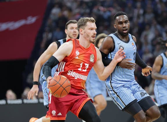 Andreas Obst (FC Bayern Muenchen), Osaro Juergen Rich (Veolia Towers Hamburg) Basketball, Herren, Saison 2025 2026, easyCredit Basketball-Bundesliga, Basketball, Veolia Hamburg Towers gegen FC Bayern Muenchen