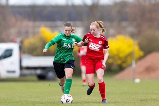 Regionalliga Nordost Frauen: 1. FFV Erfurt vs. SV Eintracht Leipzig-Südk; Erfurt; 29.03.2026 Maleen Jankowski ( 13; SV Eintracht Leipzig-Süd) gegen Pia Huck ( 21; 1. FFV Erfurt) Regionalliga Nordost Frauen: 1. FFV Erfurt vs. SV Eintracht Leipzig-Süd; Sportforum Johannesplatz Erfurt; 29.03.2026 Copyright: xBEAUTIFULxSPORTS Duehringx