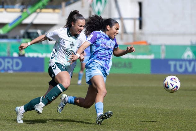 Deutschland: Fußball Google Pixel Frauen- Bundesliga 2025 26, 22. Spieltag - SV Werder Bremen vs SGS Essen - Weserstadion Platz 11 (Bremen): Ella Touon (SGS Essen, 32) Maja Sternad (SV Werder Bremen, 11) Copyright: xAylinxKreutzsteinx