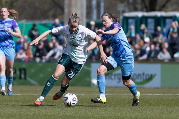 Deutschland: Fußball Google Pixel Frauen- Bundesliga 2025 26, 22. Spieltag - SV Werder Bremen vs SGS Essen - Weserstadion Platz 11 (Bremen): Lena Petermann (SV Werder Bremen, 20) Lena Ostermeier (SGS Essen, 18) Copyright: xAylinxKreutzsteinx