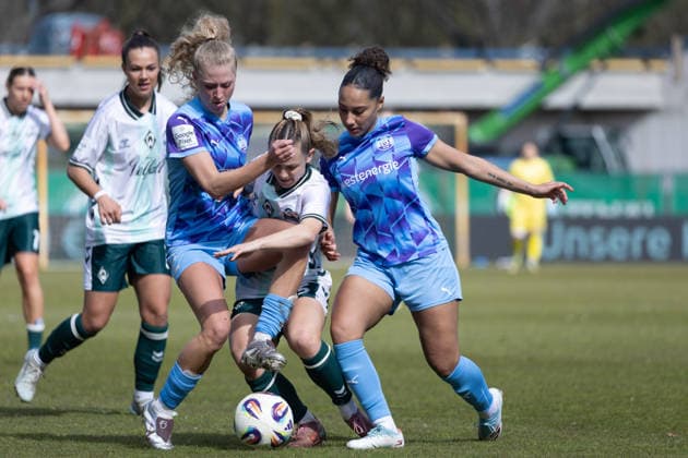 Deutschland: Fußball Google Pixel Frauen- Bundesliga 2025 26, 22. Spieltag - SV Werder Bremen vs SGS Essen - Weserstadion Platz 11 (Bremen): Michelle Weiß (SV Werder Bremen, 15) Vanessa Fürst Vanessa Furst (SGS Essen, 8) Julie Terlinden (SGS Essen, 2) Copyright: xAylinxKreutzsteinx