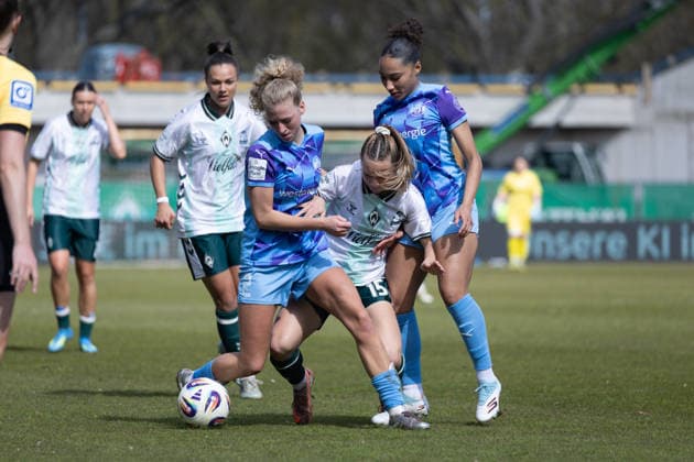 Deutschland: Fußball Google Pixel Frauen- Bundesliga 2025 26, 22. Spieltag - SV Werder Bremen vs SGS Essen - Weserstadion Platz 11 (Bremen): Michelle Weiß (SV Werder Bremen, 15) Vanessa Fürst Vanessa Furst (SGS Essen, 8) Julie Terlinden (SGS Essen, 2) Copyright: xAylinxKreutzsteinx