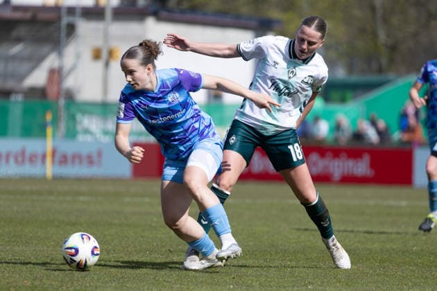 Deutschland: Fußball Google Pixel Frauen- Bundesliga 2025 26, 22. Spieltag - SV Werder Bremen vs SGS Essen - Weserstadion Platz 11 (Bremen): Lina Hausicke (SV Werder Bremen, 18) Kassandra Potsi (SGS Essen, 28) Copyright: xAylinxKreutzsteinx