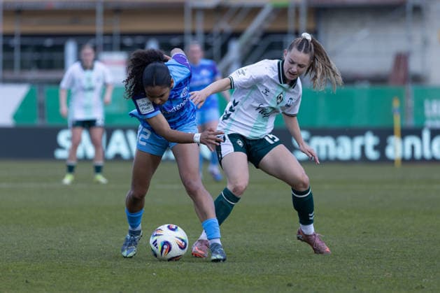 Deutschland: Fußball Google Pixel Frauen- Bundesliga 2025 26, 22. Spieltag - SV Werder Bremen vs SGS Essen - Weserstadion Platz 11 (Bremen): Ella Touon (SGS Essen, 32) Michelle Weiß (SV Werder Bremen, 15) Copyright: xAylinxKreutzsteinx