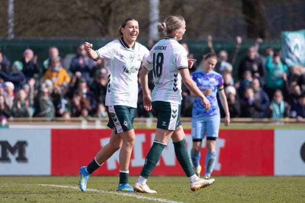 Deutschland: Fußball Google Pixel Frauen- Bundesliga 2025 26, 22. Spieltag - SV Werder Bremen vs SGS Essen - Weserstadion Platz 11 (Bremen): Lina Hausicke (SV Werder Bremen, 18) Larissa Mühlhaus Larissa Muhlhaus (SV Werder Bremen, 7) Jubel, Emotionen, Freude Copyright: xAylinxKreutzsteinx