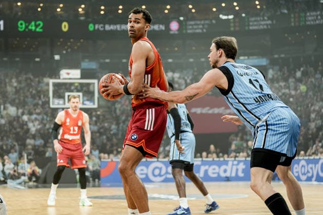 Deutschland: easyCredit BBL, Hauptrunde 2025 26, 22. Spieltag Veolia Towers Hamburg vs FC Bayern München Basketball Barclays Arena (Hamburg): Oscar da Silva (FC Bayern München Basketball, 1), Jan Niklas Wimberg (Veolia Towers Hamburg, 17), b134 , Osaro Jürgen Rich (Veolia Towers Hamburg, 3) Copyright: xStefanxTrochax