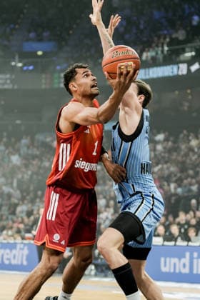 Deutschland: easyCredit BBL, Hauptrunde 2025 26, 22. Spieltag Veolia Towers Hamburg vs FC Bayern München Basketball Barclays Arena (Hamburg): Oscar da Silva (FC Bayern München Basketball, 1), Jan Niklas Wimberg (Veolia Towers Hamburg, 17) Copyright: xStefanxTrochax