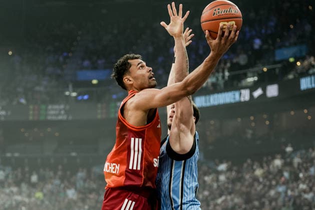 Deutschland: easyCredit BBL, Hauptrunde 2025 26, 22. Spieltag Veolia Towers Hamburg vs FC Bayern München Basketball Barclays Arena (Hamburg): Oscar da Silva (FC Bayern München Basketball, 1), Jan Niklas Wimberg (Veolia Towers Hamburg, 17) Copyright: xStefanxTrochax
