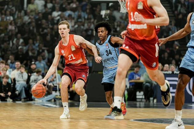 Deutschland: easyCredit BBL, Hauptrunde 2025 26, 22. Spieltag Veolia Towers Hamburg vs FC Bayern München Basketball Barclays Arena (Hamburg): Justus Hollatz (FC Bayern München Basketball, 21), Ross Williams (Veolia Towers Hamburg, 34), Andreas Obst (FC Bayern München Basketball, 13) Copyright: xStefanxTrochax