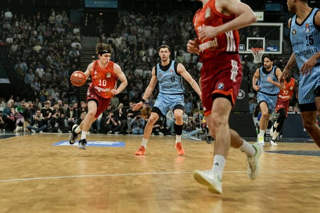 Deutschland: easyCredit BBL, Hauptrunde 2025 26, 22. Spieltag Veolia Towers Hamburg vs FC Bayern München Basketball Barclays Arena (Hamburg): Justinian Jessup (FC Bayern München Basketball, 10), Jan Niklas Wimberg (Veolia Towers Hamburg, 17), Kenneth Ogbe (Veolia Towers Hamburg, 25), Benedikt Turudic (Veolia Towers Hamburg, 44) Copyright: xStefanxTrochax