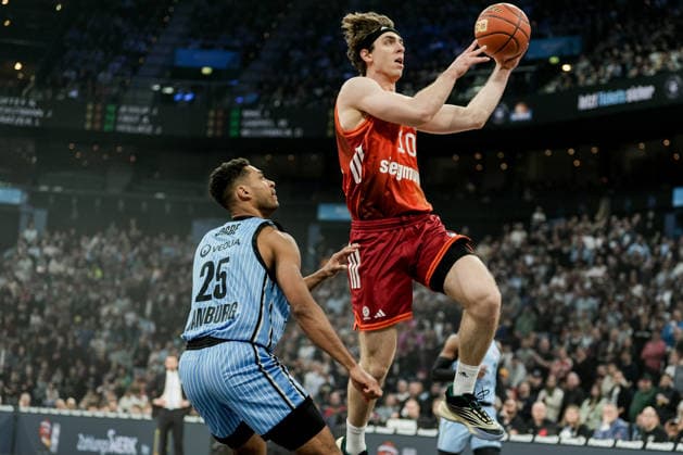 Deutschland: easyCredit BBL, Hauptrunde 2025 26, 22. Spieltag Veolia Towers Hamburg vs FC Bayern München Basketball Barclays Arena (Hamburg): Justinian Jessup (FC Bayern München Basketball, 10), unterm Korb, Kenneth Ogbe (Veolia Towers Hamburg, 25), Osaro Jürgen Rich (Veolia Towers Hamburg, 3), Svetislav Pesic (FC Bayern München Basketball, Headcoach) Copyright: xStefanxTrochax