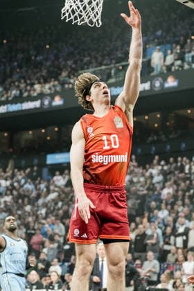 Deutschland: easyCredit BBL, Hauptrunde 2025 26, 22. Spieltag Veolia Towers Hamburg vs FC Bayern München Basketball Barclays Arena (Hamburg): Justinian Jessup (FC Bayern München Basketball, 10), unterm Korb, Ross Williams (Veolia Towers Hamburg, 34), Osaro Jürgen Rich (Veolia Towers Hamburg, 3) Copyright: xStefanxTrochax