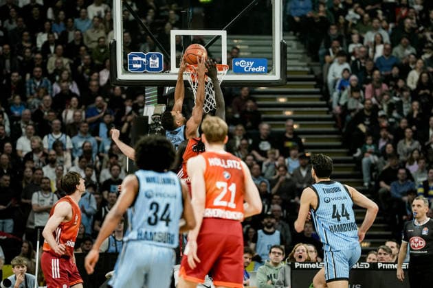 Deutschland: easyCredit BBL, Hauptrunde 2025 26, 22. Spieltag Veolia Towers Hamburg vs FC Bayern München Basketball Barclays Arena (Hamburg): Kenneth Ogbe (Veolia Towers Hamburg, 25), Ross Williams (Veolia Towers Hamburg, 34), Benedikt Turudic (Veolia Towers Hamburg, 44), Justus Hollatz (FC Bayern München Basketball, 21), Wenyen Gabriel (FC Bayern München Basketball, 32) Copyright: xStefanxTrochax