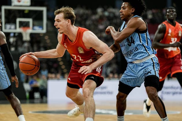 Deutschland: easyCredit BBL, Hauptrunde 2025 26, 22. Spieltag Veolia Towers Hamburg vs FC Bayern München Basketball Barclays Arena (Hamburg): Justus Hollatz (FC Bayern München Basketball, 21), Ross Williams (Veolia Towers Hamburg, 34), Wenyen Gabriel (FC Bayern München Basketball, 32) Copyright: xStefanxTrochax