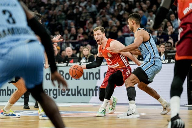 Deutschland: easyCredit BBL, Hauptrunde 2025 26, 22. Spieltag Veolia Towers Hamburg vs FC Bayern München Basketball Barclays Arena (Hamburg): Kenneth Ogbe (Veolia Towers Hamburg, 25), Osaro Jürgen Rich (Veolia Towers Hamburg, 3), Andreas Obst (FC Bayern München Basketball, 13), Benedikt Turudic (Veolia Towers Hamburg, 44) Copyright: xStefanxTrochax