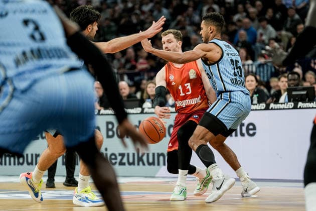 Deutschland: easyCredit BBL, Hauptrunde 2025 26, 22. Spieltag Veolia Towers Hamburg vs FC Bayern München Basketball Barclays Arena (Hamburg): Kenneth Ogbe (Veolia Towers Hamburg, 25), Osaro Jürgen Rich (Veolia Towers Hamburg, 3), Andreas Obst (FC Bayern München Basketball, 13), Benedikt Turudic (Veolia Towers Hamburg, 44) Copyright: xStefanxTrochax