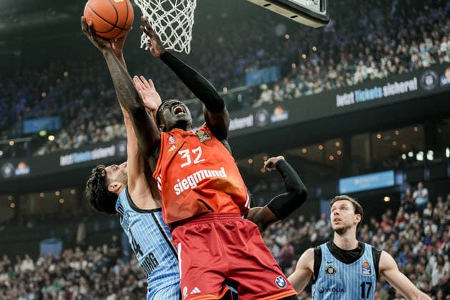 Deutschland: easyCredit BBL, Hauptrunde 2025 26, 22. Spieltag Veolia Towers Hamburg vs FC Bayern München Basketball Barclays Arena (Hamburg): Wenyen Gabriel (FC Bayern München Basketball, 32), Jan Niklas Wimberg (Veolia Towers Hamburg, 17), Osaro Jürgen Rich (Veolia Towers Hamburg, 3), Benedikt Turudic (Veolia Towers Hamburg, 44), Kenneth Ogbe (Veolia Towers Hamburg, 25), Andreas Obst (FC Bayern München Basketball, 13) Copyright: xStefanxTrochax