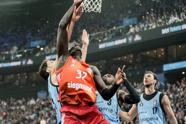 Deutschland: easyCredit BBL, Hauptrunde 2025 26, 22. Spieltag Veolia Towers Hamburg vs FC Bayern München Basketball Barclays Arena (Hamburg): Wenyen Gabriel (FC Bayern München Basketball, 32), Jan Niklas Wimberg (Veolia Towers Hamburg, 17), Osaro Jürgen Rich (Veolia Towers Hamburg, 3), Benedikt Turudic (Veolia Towers Hamburg, 44), Kenneth Ogbe (Veolia Towers Hamburg, 25) Copyright: xStefanxTrochax