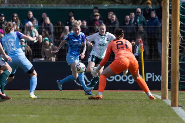 Deutschland: Fußball Google Pixel Frauen- Bundesliga 2025 26, 22. Spieltag - SV Werder Bremen vs SGS Essen - Weserstadion Platz 11 (Bremen): Julia Debitzki (SGS Essen, 23) Luisa Palmen (SGS Essen, 21) Mara Alber (SV Werder Bremen, 37) Copyright: xAylinxKreutzsteinx