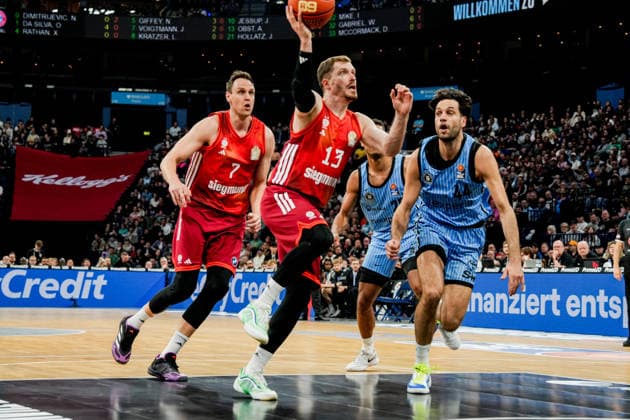 Deutschland: easyCredit BBL, Hauptrunde 2025 26, 22. Spieltag Veolia Towers Hamburg vs FC Bayern München Basketball Barclays Arena (Hamburg): Andreas Obst (FC Bayern München Basketball, 13), Johannes Voigtmann (FC Bayern München Basketball, 7), Kenneth Ogbe (Veolia Towers Hamburg, 25), Benedikt Turudic (Veolia Towers Hamburg, 44) Copyright: xStefanxTrochax