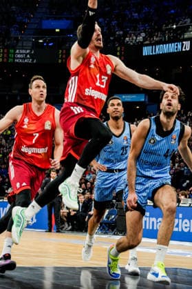 Deutschland: easyCredit BBL, Hauptrunde 2025 26, 22. Spieltag Veolia Towers Hamburg vs FC Bayern München Basketball Barclays Arena (Hamburg): Andreas Obst (FC Bayern München Basketball, 13), Johannes Voigtmann (FC Bayern München Basketball, 7), Kenneth Ogbe (Veolia Towers Hamburg, 25), Benedikt Turudic (Veolia Towers Hamburg, 44) Copyright: xStefanxTrochax