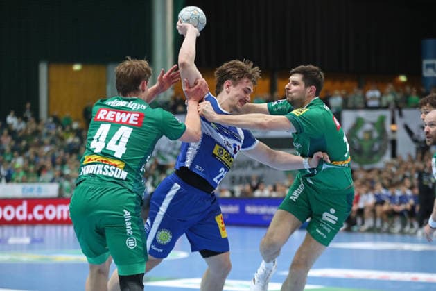 Handball DAIKIN HBL, SC DHfK Leipzig - ThSV Eisenach; 29.03.2026 Felix Aellen (22, ThSV Eisenach) zwischen Blaer Hinriksson (44, SC DHfK Leipzig) und Marko Mamic (14, SC DHfK Leipzig). Handball, DAIKIN HBL, 1. Bundesliga, Saison 2025 2026, 26. Spieltag: SC DHfK Leipzig vs. ThSV Eisenach am 29.03.2026 in der Quarterback Immobilien Arena Leipzig. Copyright: xBEAUTIFULxSPORTS JanxKaeferx