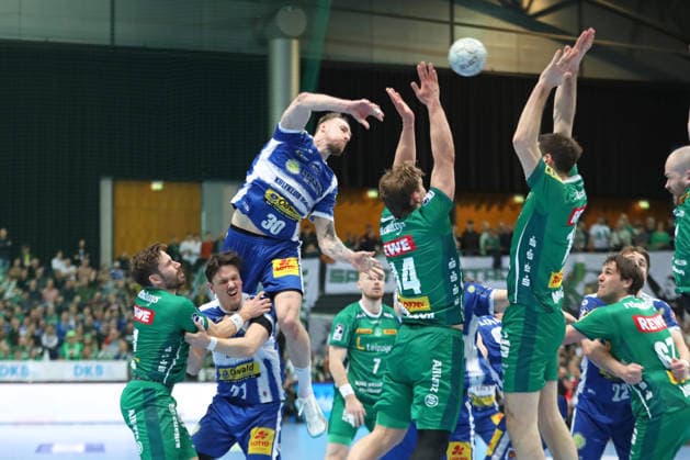 Handball DAIKIN HBL, SC DHfK Leipzig - ThSV Eisenach; 29.03.2026 Dominik Solak (30, ThSV Eisenach) steigt gegen den gesamten Leipzig-Block hoch. Handball, DAIKIN HBL, 1. Bundesliga, Saison 2025 2026, 26. Spieltag: SC DHfK Leipzig vs. ThSV Eisenach am 29.03.2026 in der Quarterback Immobilien Arena Leipzig. Copyright: xBEAUTIFULxSPORTS JanxKaeferx