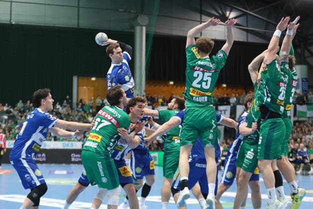 Handball DAIKIN HBL, SC DHfK Leipzig - ThSV Eisenach; 29.03.2026 Max Beneke (9, ThSV Eisenach) steigt gegen den gesamten Leipzig-Block hoch. Handball, DAIKIN HBL, 1. Bundesliga, Saison 2025 2026, 26. Spieltag: SC DHfK Leipzig vs. ThSV Eisenach am 29.03.2026 in der Quarterback Immobilien Arena Leipzig. Copyright: xBEAUTIFULxSPORTS JanxKaeferx