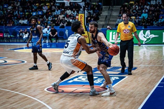 29.03.2026, xhfmx, Basketball easyCredit BBL Bundesliga, Frankfurt Skyliners - Rostock Seawolves v.l. DÂ Shawn Schwartz (Rostock Seawolves), Radii Caisin (Skyliners Frankfurt) (DFL DFB REGULATIONS PROHIBIT ANY USE OF PHOTOGRAPHS as IMAGE SEQUENCES and or QUASI-VIDEO) Frankfurt am Main