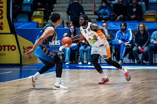 29.03.2026, xhfmx, Basketball easyCredit BBL Bundesliga, Frankfurt Skyliners - Rostock Seawolves v.l. Garai Zeeb (Skyliners Frankfurt), TJ Crockett Jr. (Rostock Seawolves) (DFL DFB REGULATIONS PROHIBIT ANY USE OF PHOTOGRAPHS as IMAGE SEQUENCES and or QUASI-VIDEO) Frankfurt am Main