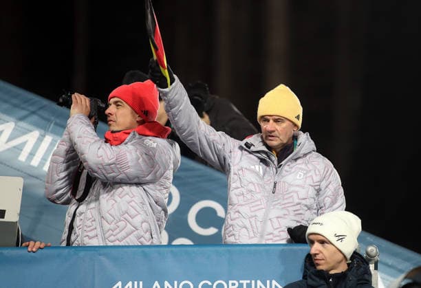 Olympische Winterspiele, Olympia, Skispringen, Herren, Normalschanze, Val di Fiemme, Predazzo, Olympiaschanze Hier im Bild Andreas Mitter, Andi Mitter, Co Trainer, Deutschland Skispringen mit Videokamer (li.) und Stefan Horngacher, Bundestrainer mit Fahne (re.) am Trainerturm *** Olympic Winter Games, Olympics, ski jumping, men, normal hill, Val di Fiemme, Predazzo, Olympic ski jump Here in the picture Andreas Mitter, Andi Mitter, co-coach, Germany ski jumping with video camera left and Stefan Horngacher, national coach with flag right at the coaching tower