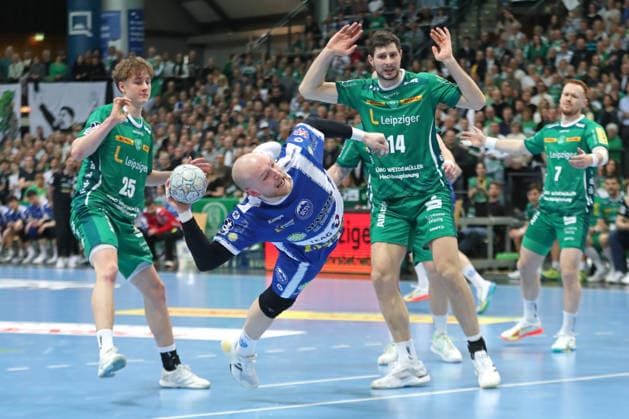 Handball DAIKIN HBL, SC DHfK Leipzig - ThSV Eisenach; 29.03.2026 Peter Walz (14, ThSV Eisenach) mit einem artistischen Wurf. Handball, DAIKIN HBL, 1. Bundesliga, Saison 2025 2026, 26. Spieltag: SC DHfK Leipzig vs. ThSV Eisenach am 29.03.2026 in der Quarterback Immobilien Arena Leipzig. Copyright: xBEAUTIFULxSPORTS JanxKaeferx