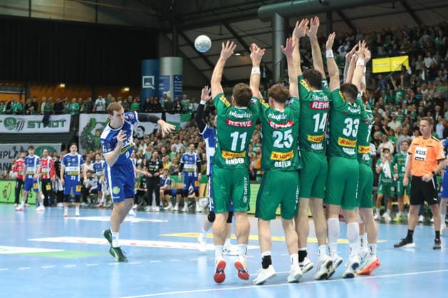Handball DAIKIN HBL, SC DHfK Leipzig - ThSV Eisenach; 29.03.2026 Max Beneke (9, ThSV Eisenach) mit einen Freiwurf gegen den kompletten Leipziger Abwehrblock. Handball, DAIKIN HBL, 1. Bundesliga, Saison 2025 2026, 26. Spieltag: SC DHfK Leipzig vs. ThSV Eisenach am 29.03.2026 in der Quarterback Immobilien Arena Leipzig. Copyright: xBEAUTIFULxSPORTS JanxKaeferx