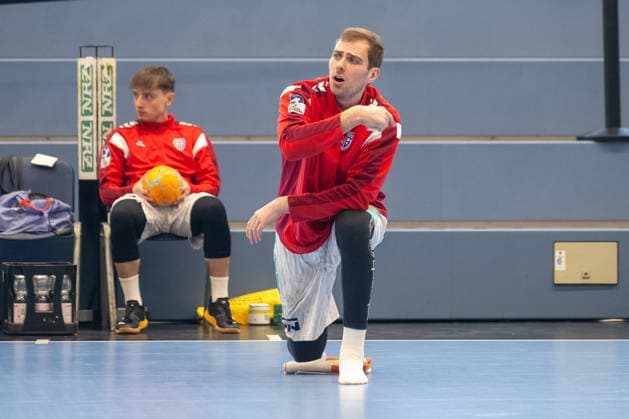 Tom Wolf (SG BBM Bietigheim, 10) bei der Vorbereitung. Dahinter Nico Bacani (SG BBM Bietigheim, 05). TuSEM Essen vs. SG BBM Bietigheim, Handball, 2. HBL, 25. Spieltag, Saison 2025 2026, 29.03.2026 TuSEM Essen vs. SG BBM Bietigheim, Handball, 2. HBL, 25. Spieltag, Saison 2025 2026, 29.03.2026 Essen Copyright: xEibner-Pressefoto ThomasxHaeslerx EP_THR