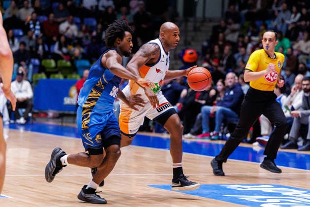 easycredit BBL, Frankfurt Skyliners - Rostock Seawolves, 29.03.2026 DeAndre Lansdowne (Rostock Seawolves, 9) im Spielaufbau gegen Isaiah Swope (Frankfurt Skyliners, 1) Spiel der easycredit BBL: Frankfurt Skyliners - Rostock Seawolves; am 26. Spieltag der Saison 25 26 in der Süwag Energie ARENA am 29.03.2026 Copyright: xBEAUTIFULxSPORTS Hahnex
