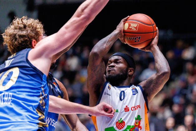 easycredit BBL, Frankfurt Skyliners - Rostock Seawolves, 29.03.2026 TJ Crockett Jr. (Rostock Seawolves, 0) auf der Suche nach einer Anspielstation Spiel der easycredit BBL: Frankfurt Skyliners - Rostock Seawolves; am 26. Spieltag der Saison 25 26 in der Süwag Energie ARENA am 29.03.2026 Copyright: xBEAUTIFULxSPORTS Hahnex