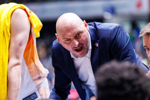 easycredit BBL, Frankfurt Skyliners - Rostock Seawolves, 29.03.2026 Trainer Przemyslaw Frasunkiewicz (Rostock Seawolves) wird laut bei der Timeout Ansprache Spiel der easycredit BBL: Frankfurt Skyliners - Rostock Seawolves; am 26. Spieltag der Saison 25 26 in der Süwag Energie ARENA am 29.03.2026 Copyright: xBEAUTIFULxSPORTS Hahnex