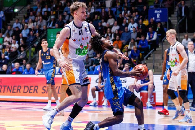 easycredit BBL, Frankfurt Skyliners - Rostock Seawolves, 29.03.2026 Andy van Vliet (Rostock Seawolves, 81) mit einem unsportlichen Foul an Isaiah Swope (Frankfurt Skyliners, 1) Spiel der easycredit BBL: Frankfurt Skyliners - Rostock Seawolves; am 26. Spieltag der Saison 25 26 in der Süwag Energie ARENA am 29.03.2026 Copyright: xBEAUTIFULxSPORTS Hahnex