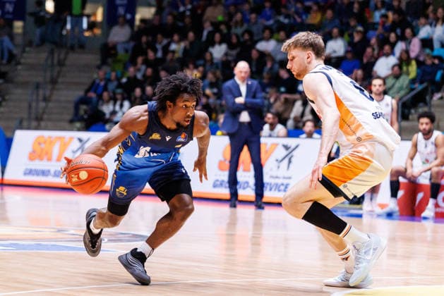 easycredit BBL, Frankfurt Skyliners - Rostock Seawolves, 29.03.2026 Isaiah Swope (Frankfurt Skyliners, 1) im Spielaufbau gegen Andy van Vliet (Rostock Seawolves, 81) Spiel der easycredit BBL: Frankfurt Skyliners - Rostock Seawolves; am 26. Spieltag der Saison 25 26 in der Süwag Energie ARENA am 29.03.2026 Copyright: xBEAUTIFULxSPORTS Hahnex
