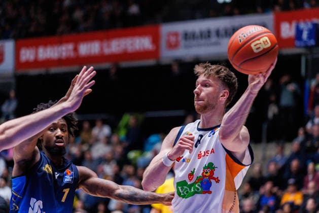 easycredit BBL, Frankfurt Skyliners - Rostock Seawolves, 29.03.2026 Andy van Vliet (Rostock Seawolves, 81) auf der Suche nach einer Anspielstation gegen Isaiah Swope (Frankfurt Skyliners, 1) Spiel der easycredit BBL: Frankfurt Skyliners - Rostock Seawolves; am 26. Spieltag der Saison 25 26 in der Süwag Energie ARENA am 29.03.2026 Copyright: xBEAUTIFULxSPORTS Hahnex