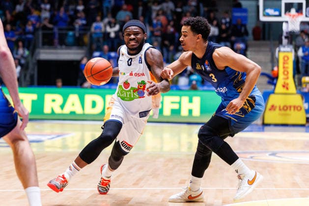 easycredit BBL, Frankfurt Skyliners - Rostock Seawolves, 29.03.2026 TJ Crockett Jr. (Rostock Seawolves, 0) im Spielaufbau gegen Garai Zeeb (Frankfurt Skyliners, 3) Spiel der easycredit BBL: Frankfurt Skyliners - Rostock Seawolves; am 26. Spieltag der Saison 25 26 in der Süwag Energie ARENA am 29.03.2026 Copyright: xBEAUTIFULxSPORTS Hahnex