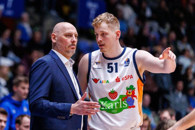 easycredit BBL, Frankfurt Skyliners - Rostock Seawolves, 29.03.2026 Trainer Przemyslaw Frasunkiewicz (Rostock Seawolves) an der Seitenlinie im Gespräch mit Bent Leuchten (Rostock Seawolves, 51) Spiel der easycredit BBL: Frankfurt Skyliners - Rostock Seawolves; am 26. Spieltag der Saison 25 26 in der Süwag Energie ARENA am 29.03.2026 Copyright: xBEAUTIFULxSPORTS Hahnex