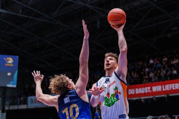 easycredit BBL, Frankfurt Skyliners - Rostock Seawolves, 29.03.2026 Andy van Vliet (Rostock Seawolves, 81) im Wurf gegen Jacob Holt (Frankfurt Skyliners, 10) Spiel der easycredit BBL: Frankfurt Skyliners - Rostock Seawolves; am 26. Spieltag der Saison 25 26 in der Süwag Energie ARENA am 29.03.2026 Copyright: xBEAUTIFULxSPORTS Hahnex