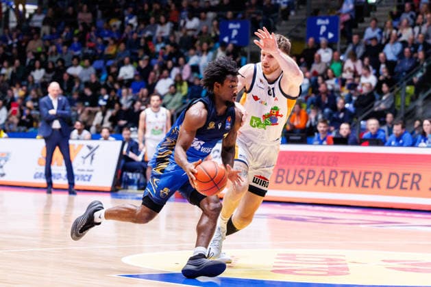 easycredit BBL, Frankfurt Skyliners - Rostock Seawolves, 29.03.2026 Isaiah Swope (Frankfurt Skyliners, 1) zieht an Andy van Vliet (Rostock Seawolves, 81) vorbei Richtung Korb Spiel der easycredit BBL: Frankfurt Skyliners - Rostock Seawolves; am 26. Spieltag der Saison 25 26 in der Süwag Energie ARENA am 29.03.2026 Copyright: xBEAUTIFULxSPORTS Hahnex