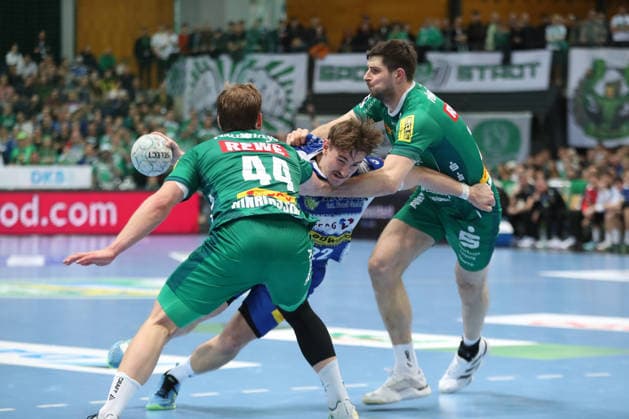 Handball DAIKIN HBL, SC DHfK Leipzig - ThSV Eisenach; 29.03.2026 Felix Aellen (22, ThSV Eisenach) läuft sich in der Zange zwischen Blaer Hinriksson (44, SC DHfK Leipzig) und Marko Mamic (14, SC DHfK Leipzig) fest. Handball, DAIKIN HBL, 1. Bundesliga, Saison 2025 2026, 26. Spieltag: SC DHfK Leipzig vs. ThSV Eisenach am 29.03.2026 in der Quarterback Immobilien Arena Leipzig. Copyright: xBEAUTIFULxSPORTS JanxKaeferx